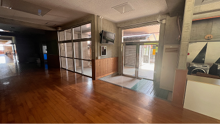 館内から見た裏口ドア