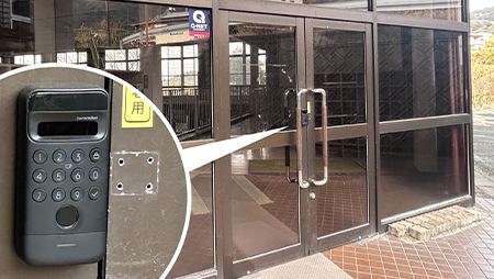 体育館の入口に設置されているロック鍵