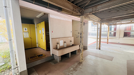 屋外トイレの入口